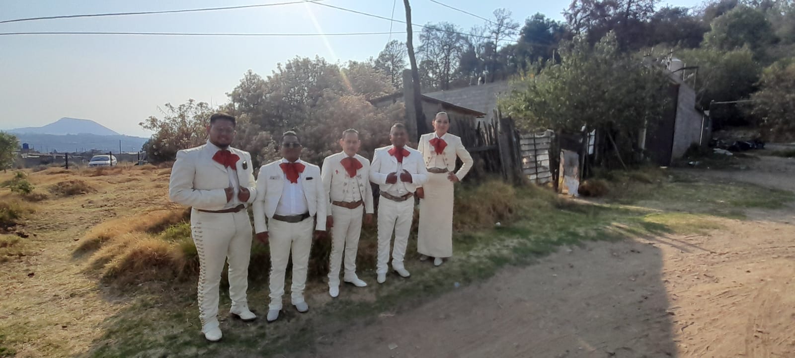 Mariachis trajes blancos